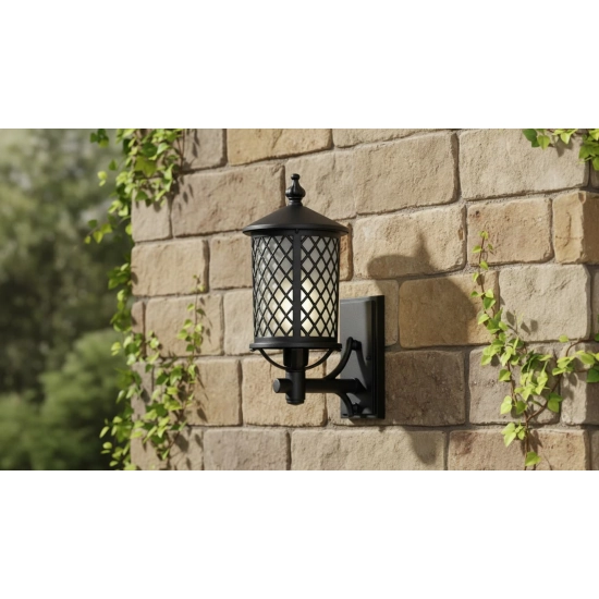 Ozdobny kinkiet zewnętrzny, elewacyjny, szkło zabezpieczone kratką