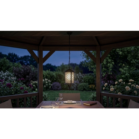 Niebanalna lampa wisząca, idealna do oświetlenia tarasu lub altany