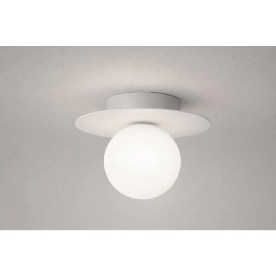 Minimalistyczna lampa sufitowa z kloszem w kolorze bieli