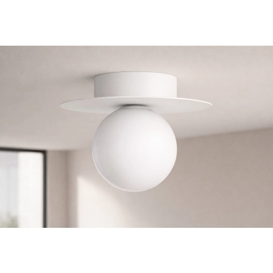 Minimalistyczna lampa sufitowa z kloszem w kolorze bieli