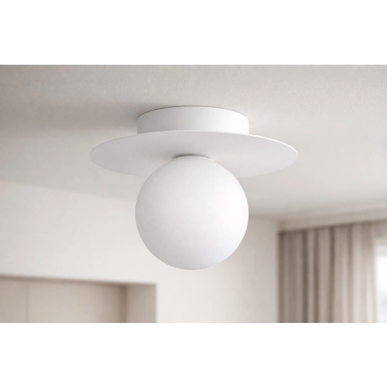 Minimalistyczna lampa sufitowa z kloszem w kolorze bieli