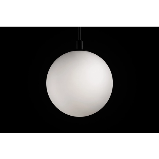 Pojedyncza lampa wisząca z białym, mlecznym kloszem, regulowana wysokość