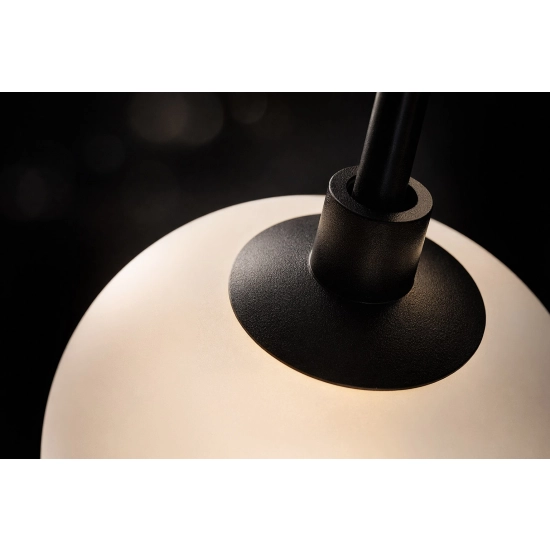 Pojedyncza lampa wisząca z białym, mlecznym kloszem, regulowana wysokość