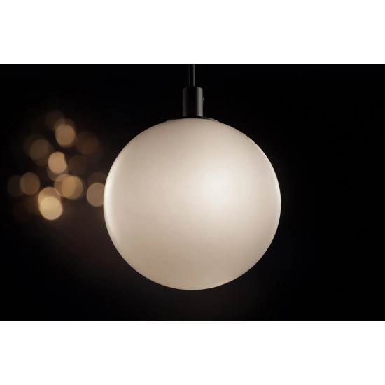 Pojedyncza lampa wisząca z białym, mlecznym kloszem, regulowana wysokość