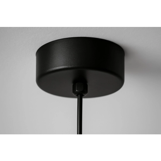 Pojedyncza lampa wisząca z białym, mlecznym kloszem, regulowana wysokość