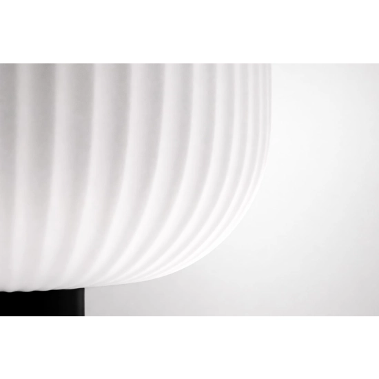 Biało-czarna lampa podłogowa w klasycznym stylu do salonu