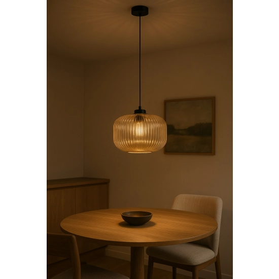 Lampa wisząca z ryflowanym kloszem nad wyspę kuchenną CLARK