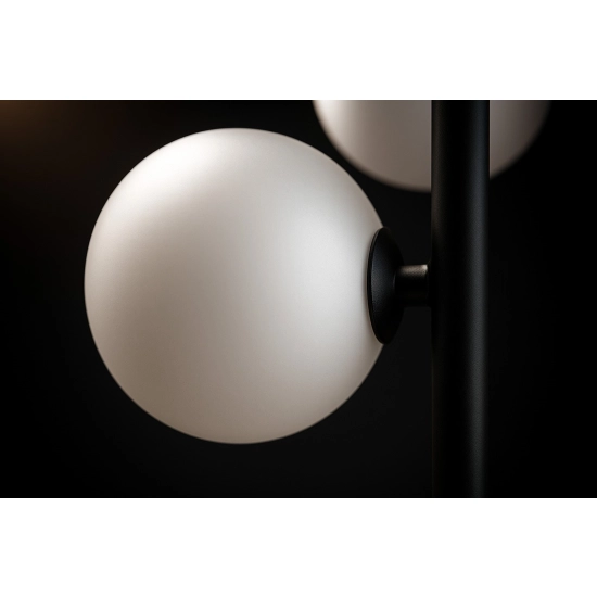 Efektowna lampa podłogowa z pięcioma kloszami na czarnej podstawie