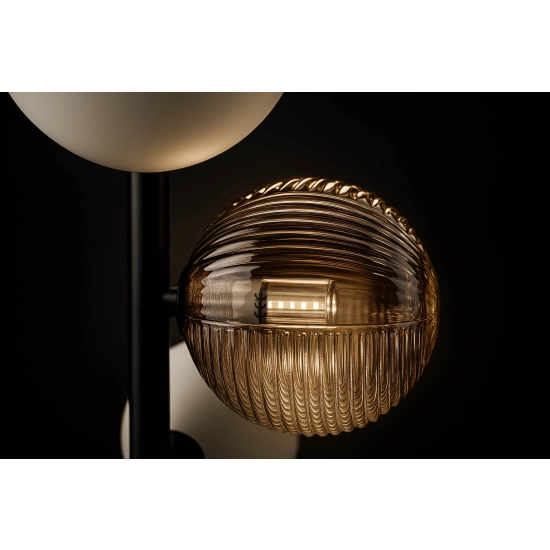 Efektowna lampa podłogowa z pięcioma kloszami na czarnej podstawie