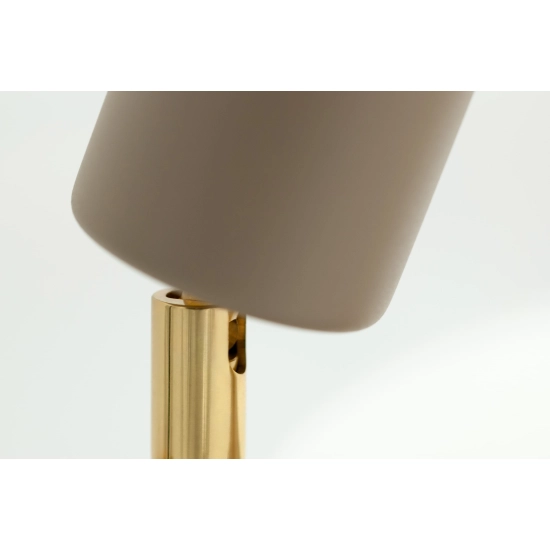 Lampa sufitowa w kształcie listwy z reflektorami i kloszami