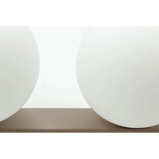 Lampa sufitowa w kształcie listwy z reflektorami i kloszami