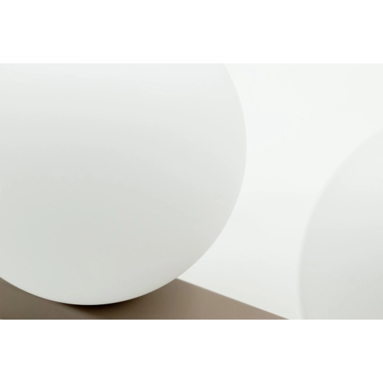 Lampa sufitowa w kształcie listwy z reflektorami i kloszami
