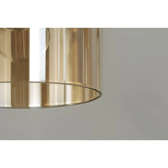 Wąska lampa wisząca z bursztynowym, otwartym kloszem, nad stół