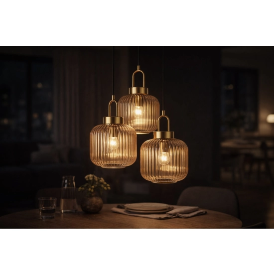 Lampa wisząca z dużymi, ryflowanymi kloszami w kolorze bursztynu