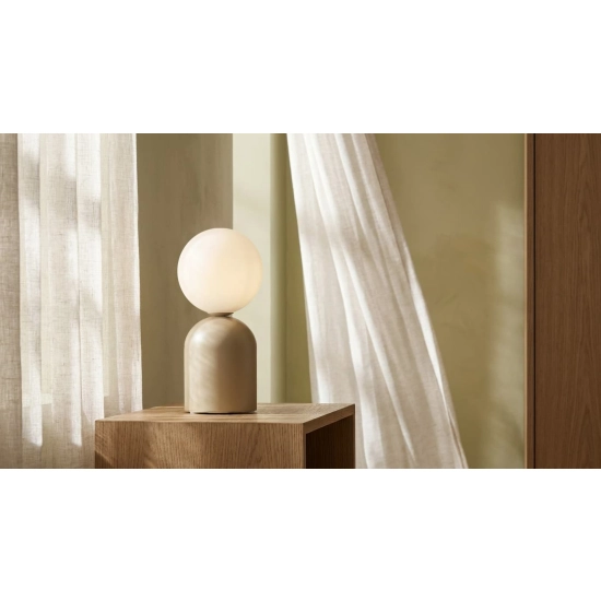 Geometryczna lampka stołowa w kolorze beżowym z białym kloszem