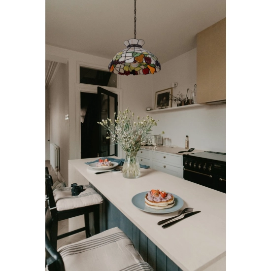 Witrażowa lampa wisząca vintage z ozdobnym kloszem do kuchni