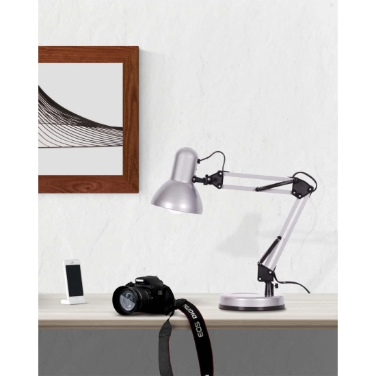Srebrna lampka biurkowa kreślarska na duży gwint idealna do nauki