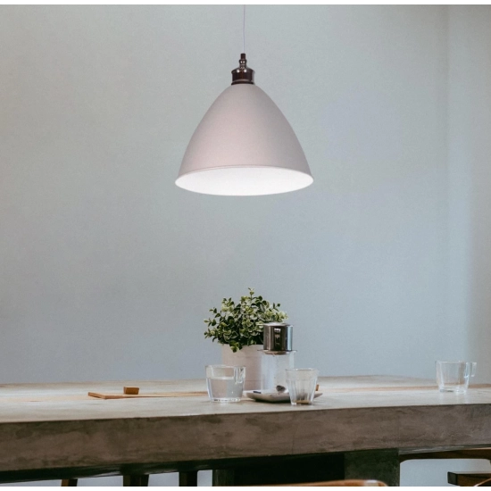 Biała lampa wisząca z szerokim białym kloszem idealna do kuchni