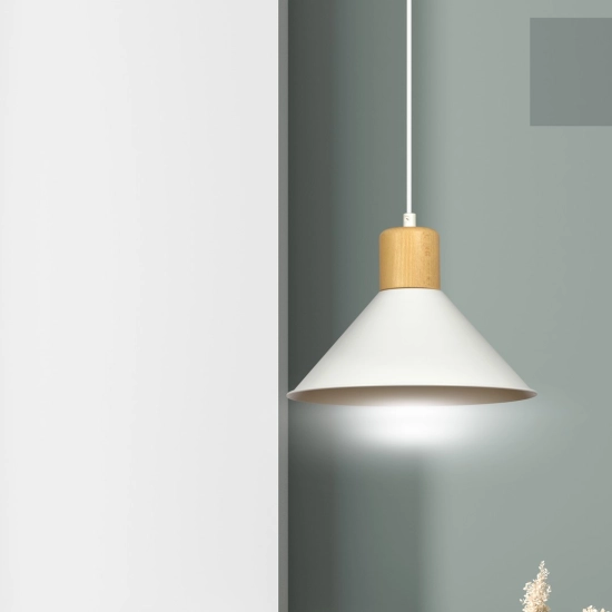 Minimalistyczna, biała lampa wisząca z drewnianą oprawką, do kuchni