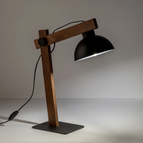 Nowoczesna lampka biurkowa z drewnianym, regulowanym ramieniem