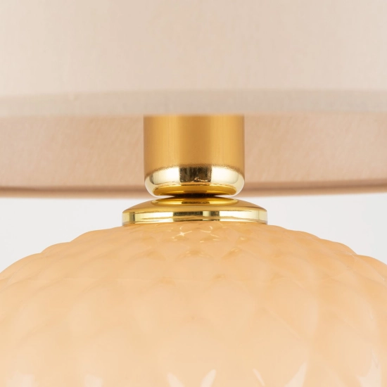 Elegancka, beżowo-złota lampka stołowa z abażurem, styl glamour