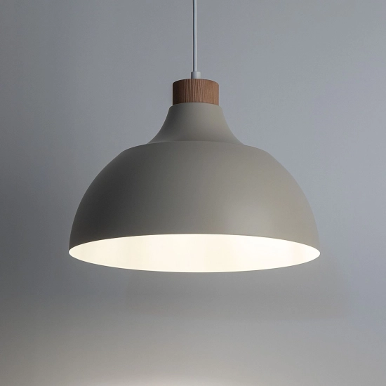 Minimalistyczna lampa wisząca w stonowanej kolorystyce, do jadalni