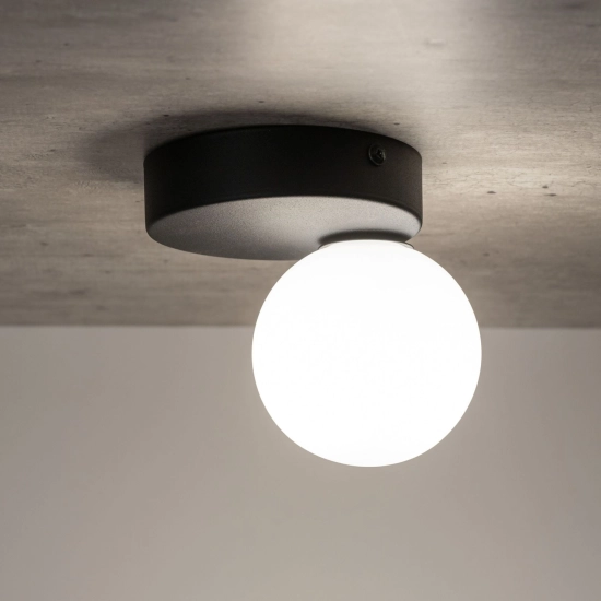 Minimalistyczna lampa sufitowa z okrągłym, mlecznym kloszem