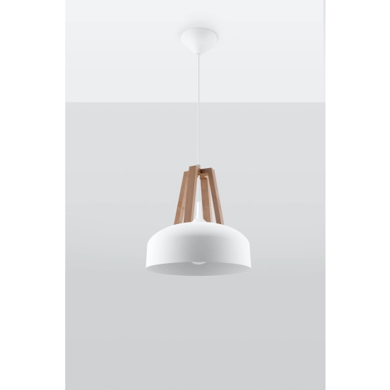 Biała, rustykalna lampa wisząca z drewnianymi elementami na gwint E27