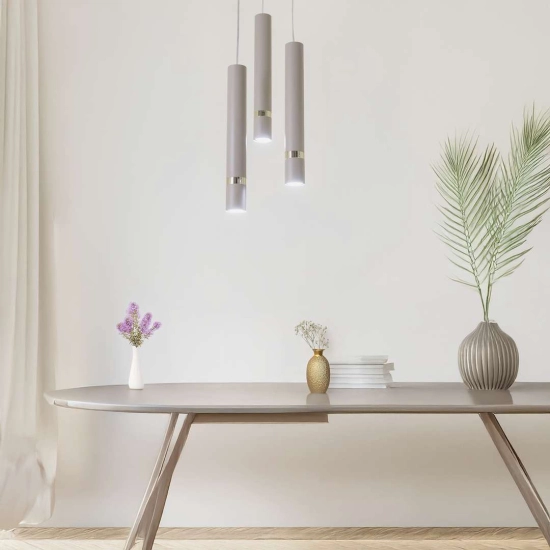 Beżowa lampa wisząca, trzy tuby zwisające z okrągłej podsufitki, GU10
