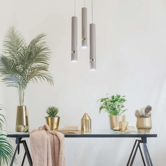 Beżowa lampa wisząca, trzy tuby zwisające z okrągłej podsufitki, GU10