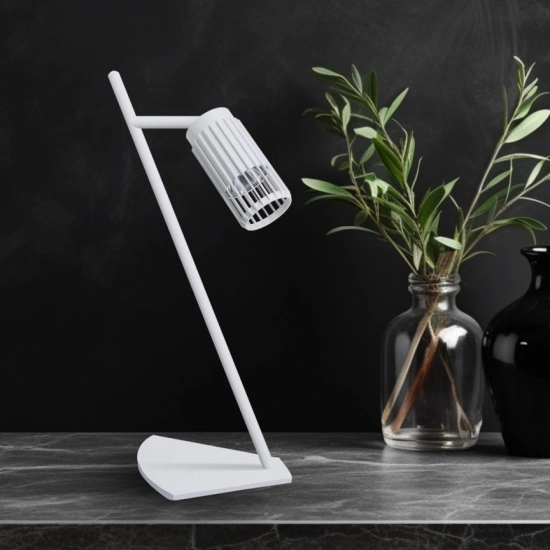 Metalowa, nietuzinkowa lampka biurkowa do nowoczesnego biura