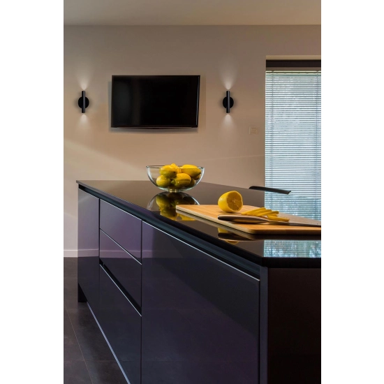 Minimalistyczny, czarny, dwukierunkowy, wąski kinkiet ze światłem LED