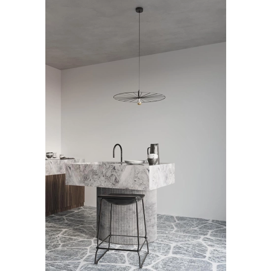 Duże, druciane koło ⌀60cm na regulowanym zwisie, idealne do jadalni