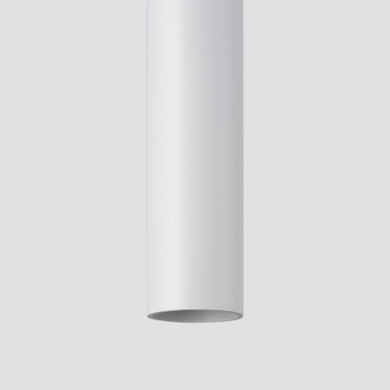 Kaskada białych, minimalistycznych tub na okrągłej podstawie