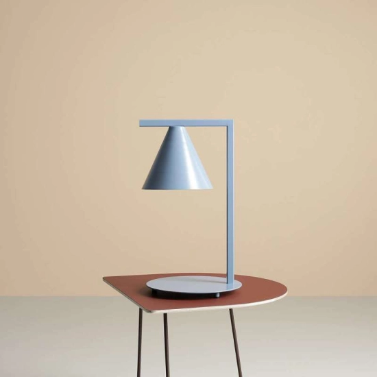 Dekoracyjna lampka stołowa o geometrycznym kształcie, idealna do sypialni