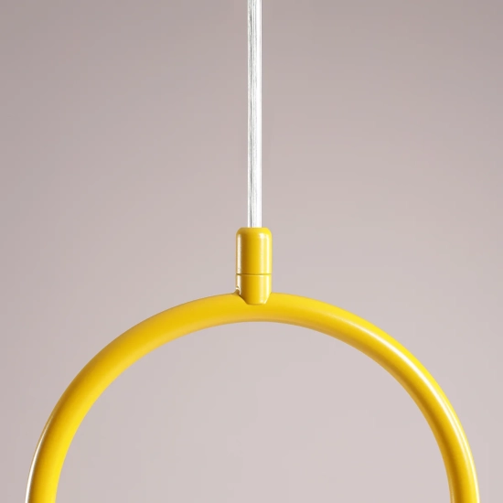 Dekoracyjna, żółta lampa wisząca na regulowanym zwisie, do pokoju dziecka