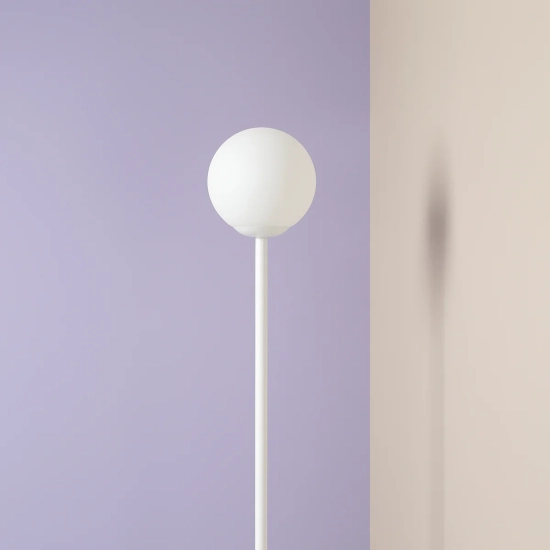 Minimalistyczna, prosta lampa podłogowa okrągłym, mlecznym kloszem