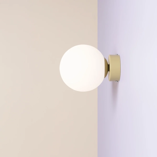 Kulista lampa ścienna na kolorowym mocowaniu, do pokoju w stylu cozy