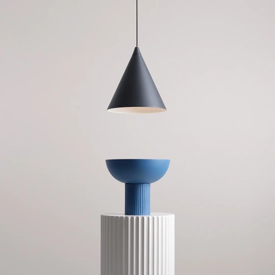 Minimalistyczna lampa wisząca z geometrycznym kloszem na zwisie