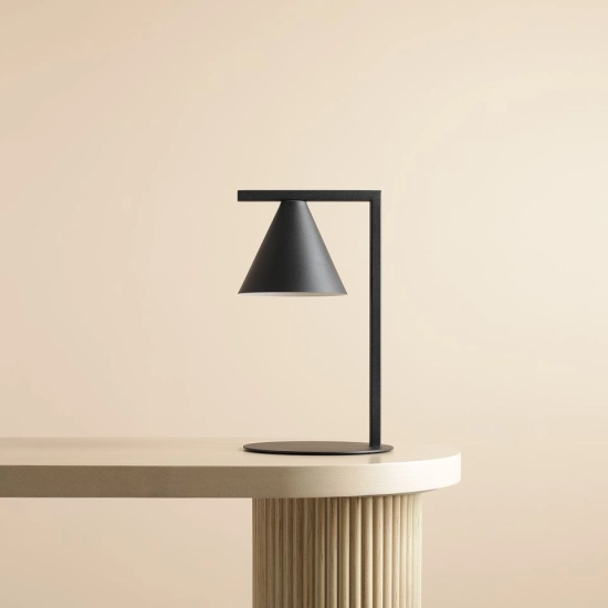 Nowoczesna, dekoracyjna lampka biurkowa o geometrycznym kształcie