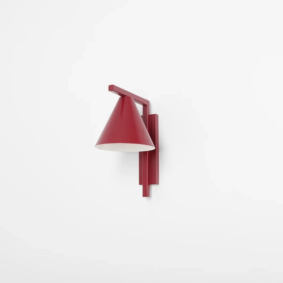 Minimalistyczna lampa ścienna z metalowym, stożkowym kloszem