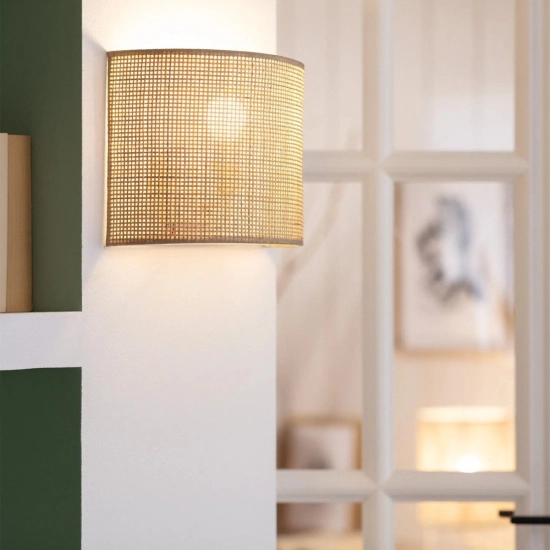 Rattanowa lampa ścienna do sypialni w stylu boho, beżowy abażur