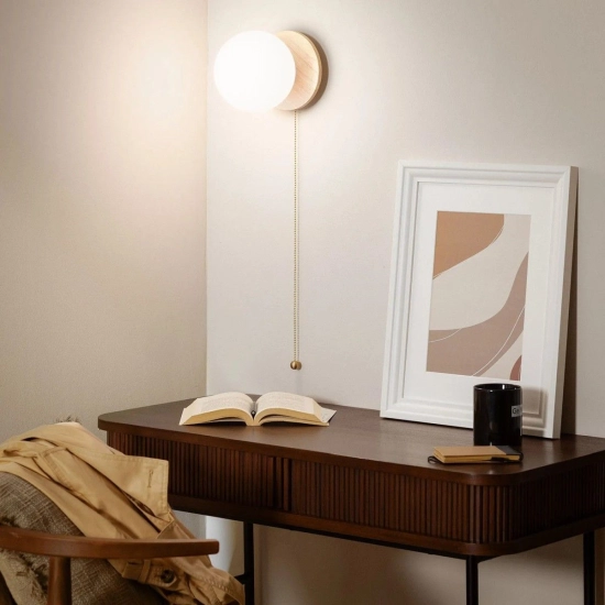 Rustykalna lampa ścienna z okrągłym, białym kloszem, do sypialni