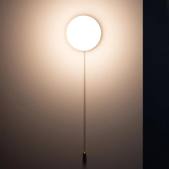 Rustykalna lampa ścienna z okrągłym, białym kloszem, do sypialni