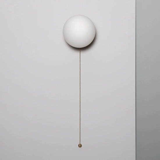 Rustykalna lampa ścienna z okrągłym, białym kloszem, do sypialni