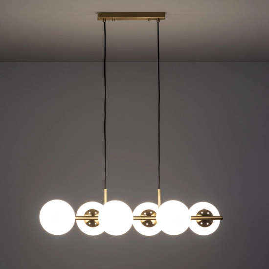 Stylowa lampa wisząca do oświetlenia stołu w jadalni