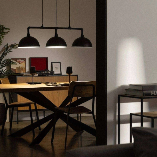 Szeroka, industrialna lampa wisząca do oświetlenia stołu