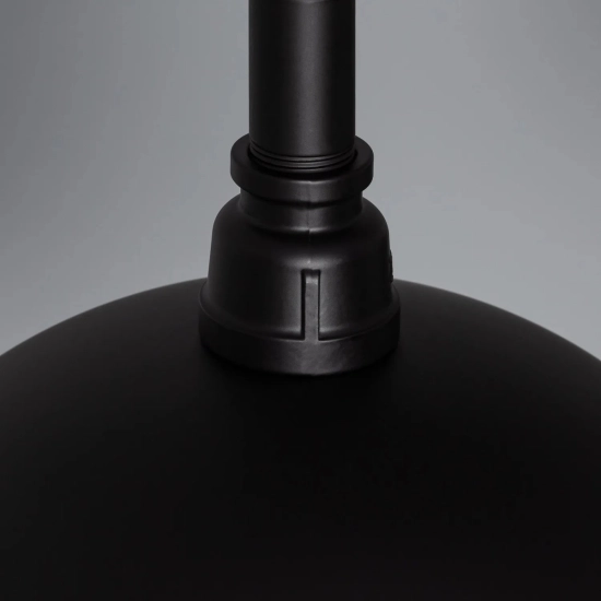 Szeroka, industrialna lampa wisząca do oświetlenia stołu