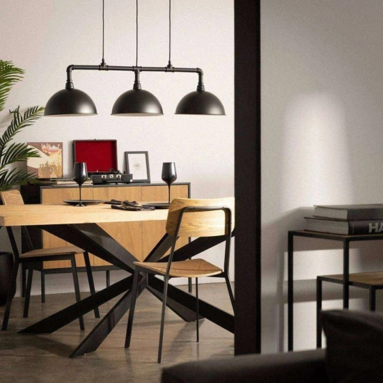 Szeroka, industrialna lampa wisząca do oświetlenia stołu
