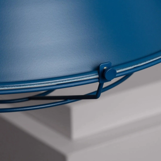 Granatowa, designerska lampa wisząca w stylu industrialnym